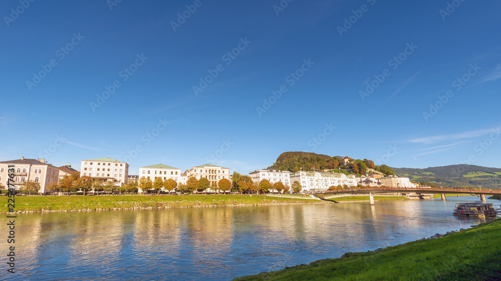 Fototapeta premium Salzburg: Kaivillen am Elisabethkai, Makartsteg und Hotel