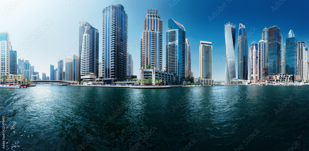 Fototapeta premium Panoramiczny widok na promenadę Dubai Marina, Zjednoczone Emiraty Arabskie