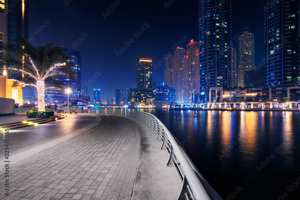 Obraz premium Piękny widok na promenadę Dubai Marina, ZEA. Efekt długiej ekspozycji w nocy