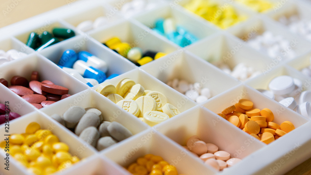 Αυτοκόλλητο medicine in the separation box.top view
