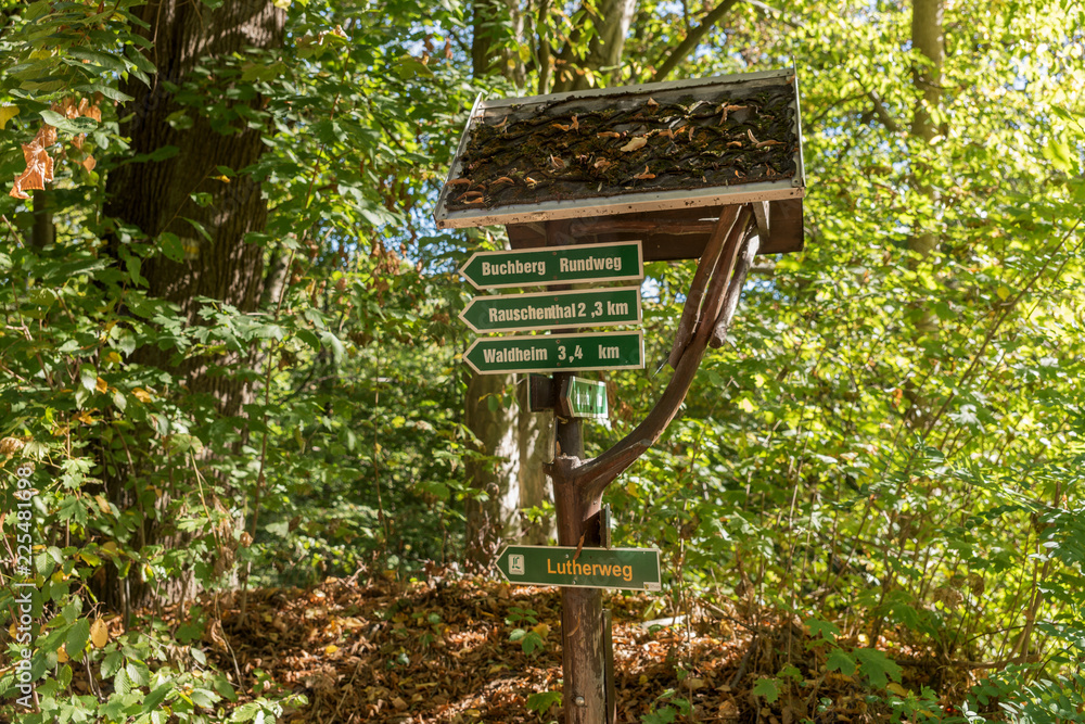 Hinweisschilder Im Wald bei Kriebstein, Sachsen Hinweisschilder Im Wald bei Kriebstein, Sachsen