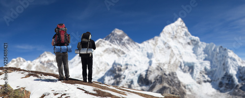 Fotografija Mount Everest from Kala Patthar with two tourists