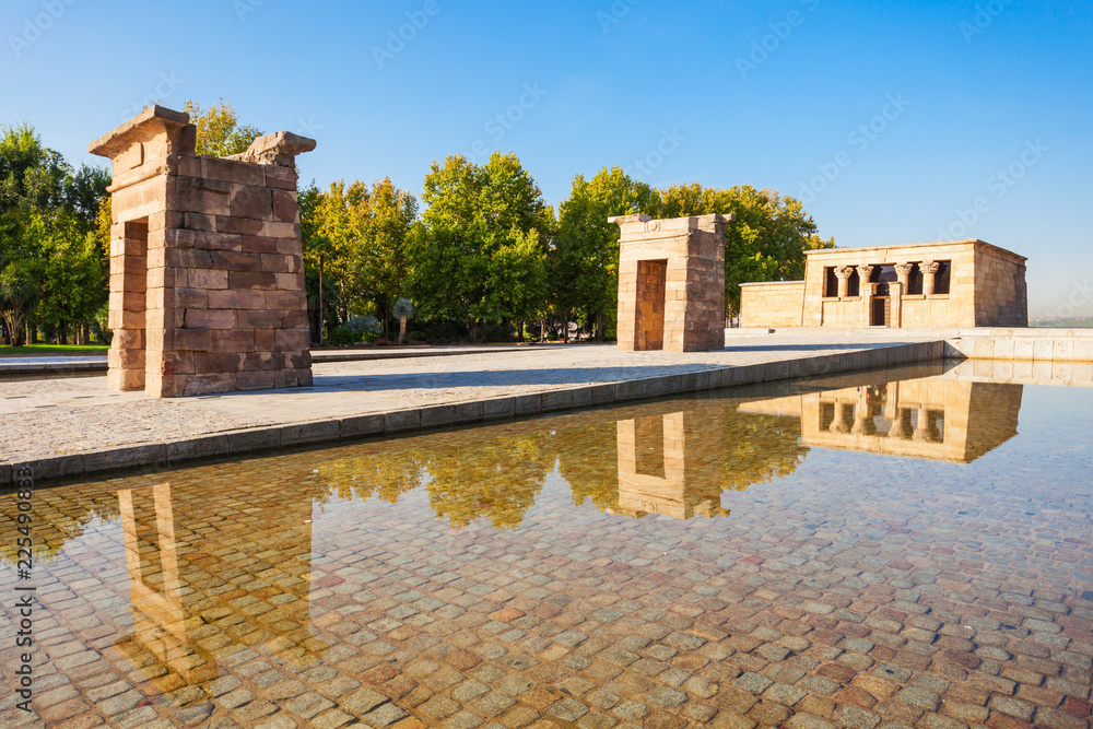 Obraz premium The Temple of Debod in Madrid, Spain