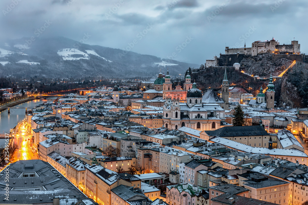 Fototapeta premium Widok na pokryte śniegiem Stare Miasto w Salzburgu w mroźny zimowy poranek w grudniu, Austria