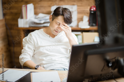 デスクワーク・ミドル男性