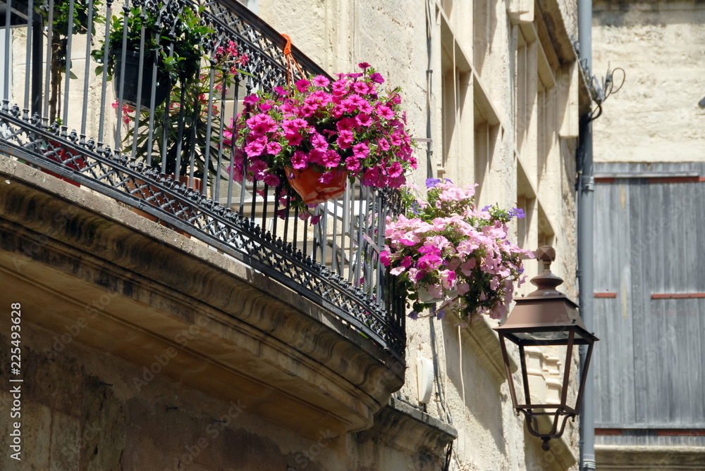 Ville de Pézenas, balcon fleuri en fer forgé et vieille lanterne,  département de l'Hérault, France foto de Stock | Adobe Stock