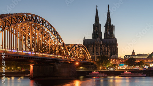 Kölner Dom bei Sonnenuntergang vom Kennedy Ufer