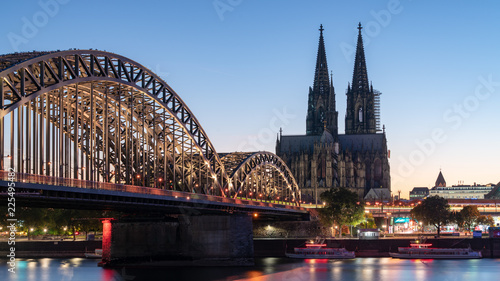 Kölner Dom bei Sonnenuntergang vom Kennedy Ufer