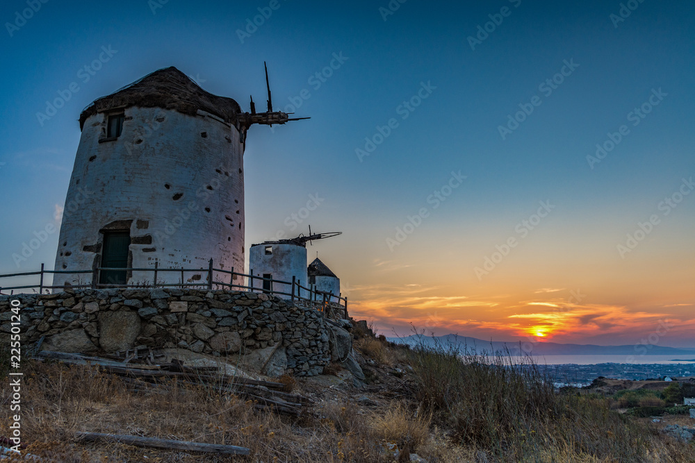 Mulini a vento tradizionali nel villaggio di Vivlos al tramonto, isola di Naxos GR Mulini a vento tradizionali nel villaggio di Vivlos al tramonto, isola di Naxos GR