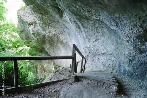 Steiler Weg bergab durch Grotten in Inzigkofen photo