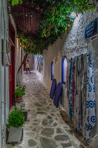 Caratteristico vicoletto con bazar turistici nella città vecchia di Naxos, arcipelago delle isole Cicladi GR  © Davide D. Phstock