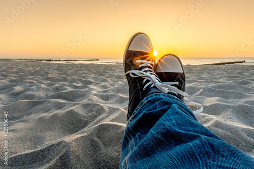 Fototapeta Naklejka Na Ścianę i Meble -  Relaxen beim Sonnenuntergang am Strand