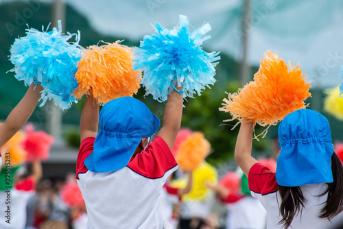 運動会応援している幼稚園の子供達