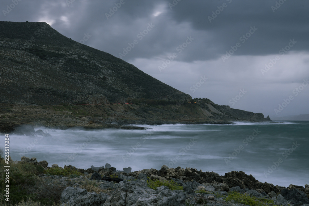 Obraz premium Waves crushing on the coast