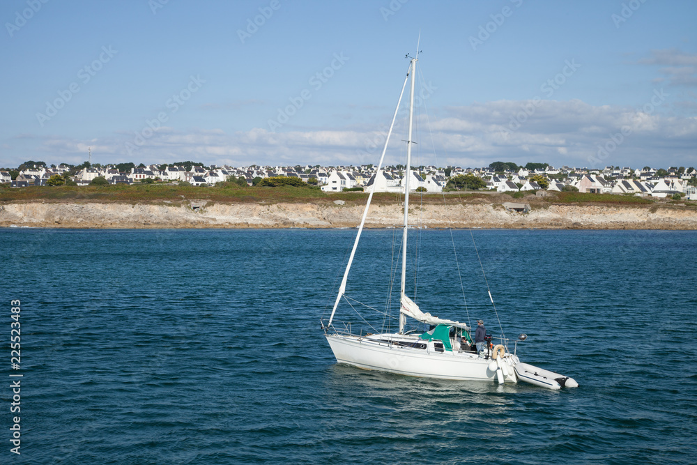 Voilier rentrant au port breton d'Audierne (Finistère)