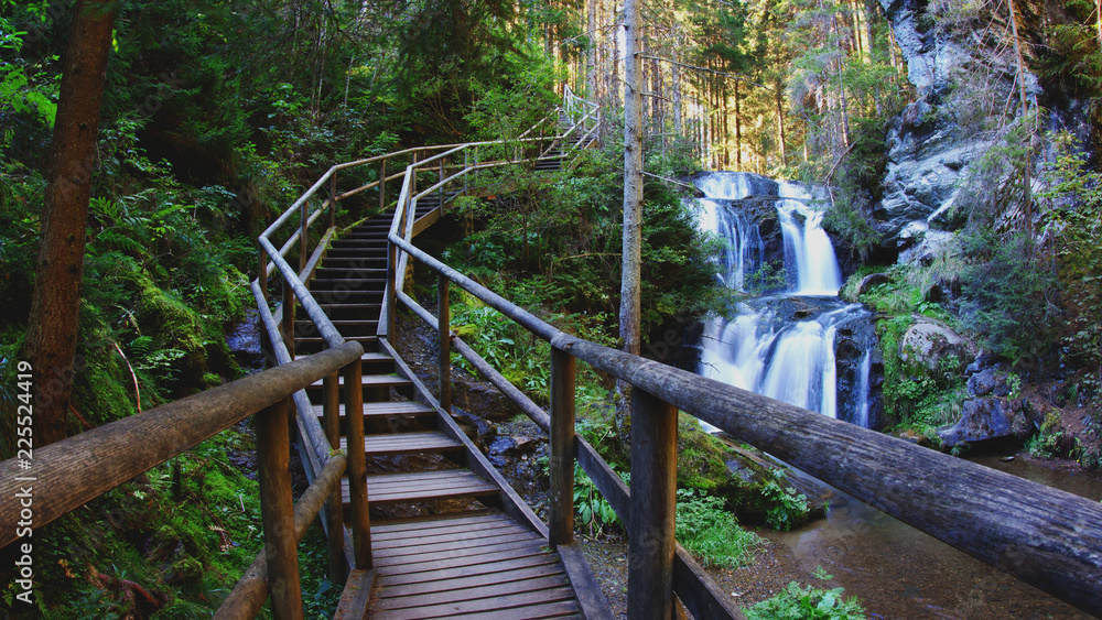 Fototapeta premium Kaskadenwasserfall in der Graggerschlucht