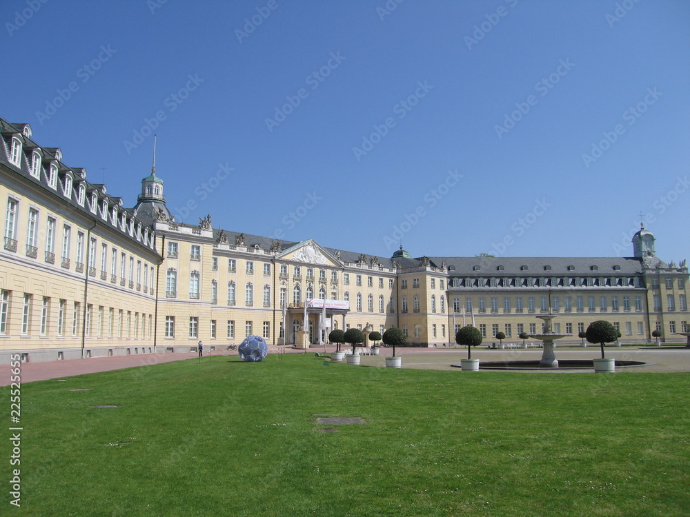 Schloss Karlsruhe mit Wiese