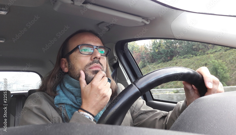 Uomo alla guida dell'auto - concentrato