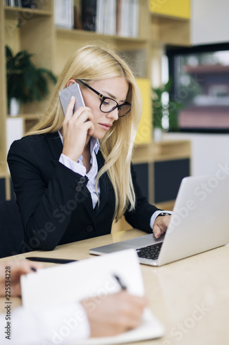Attractive blond businesswo...
