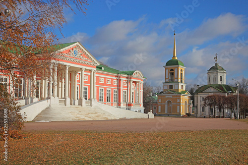 Фотография Palace of earl Sheremetjev in Kuskovo homestead, Russia, autumn