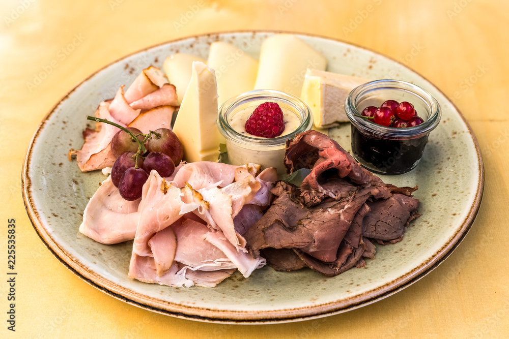 Frühstück mit Rostbeef und Schinken Frühstück mit Rostbeef und Schinken