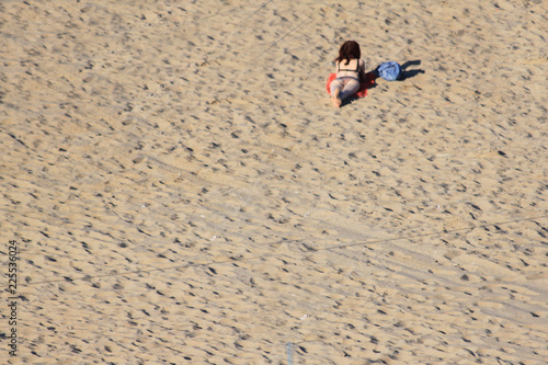 spiaggia deserta con ombrelloni e bagnante photo