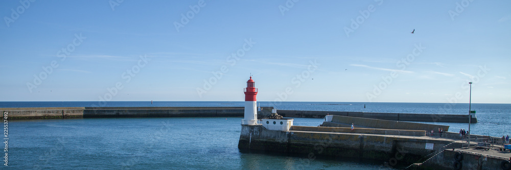 Jetée et phare à l'entrée du port du Guilvinec (Finistère)
