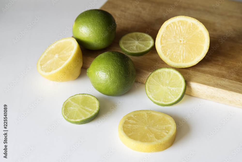Limas y limones cortados en una tabla de madera
