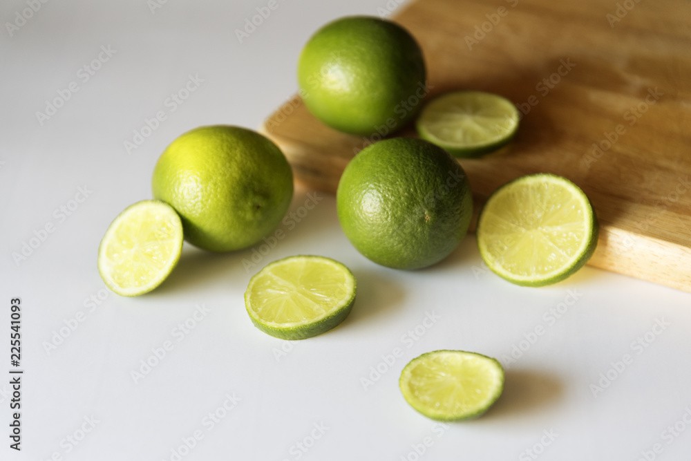 Limas y limones cortados en una tabla de madera Limas y limones cortados en una tabla de madera