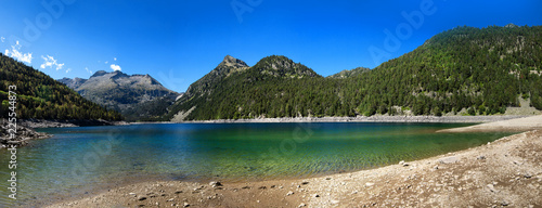 Foto view of Oredon lake in Hautes Pyrenees, france