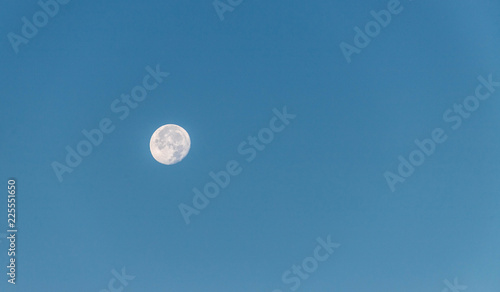 Mond am Tag, blauer Himmel