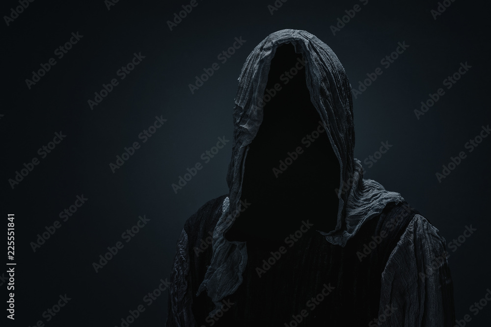 Obraz premium Sylwetka Grim Reaper na ciemnoszarym tle z miejsca na kopię