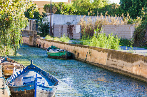 Tableau sur toile Boats in a channel in El Palmar, Valencia, Spain