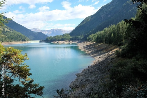 panorama lago montagna natura alpi europa acqua alberi erba verde cime rocce cielo azzurro veduta scenico turismo viaggiare