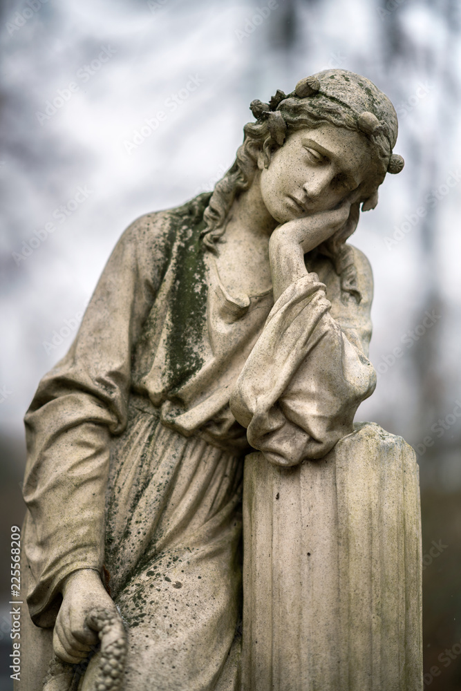 Fototapeta premium Grabfigur auf dem Friedhof