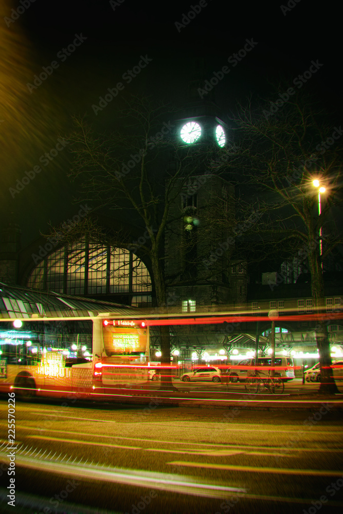 Φωτογραφία Hamburg Hauptbahnhof Tourismus Bus Sehenswuerdigkeit Nacht platz time exposure