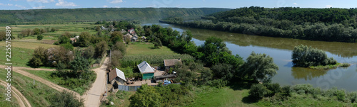Ukraina, Uścieczko - wieś z ładną zabudową, położona nad Dniestrem © Iwona