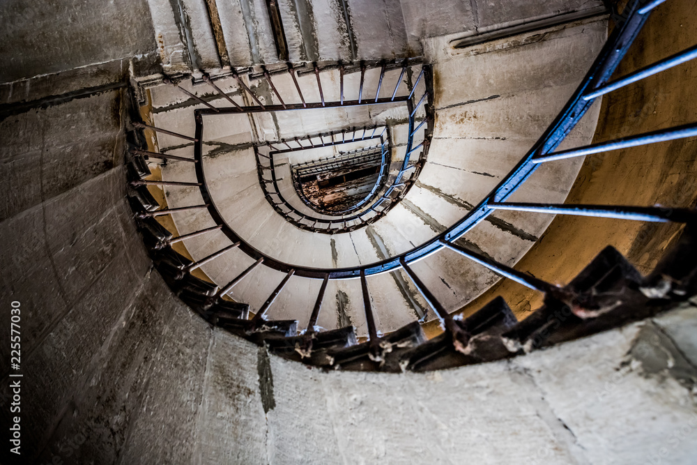 Fototapeta premium Escalier dans un vieil immeuble à Thiers
