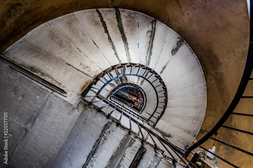 Escalier dans un vieil immeuble à Thiers