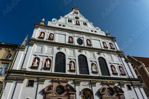 Obraz na płótnie Facade of the church of St. Michael Kirche (Michaelskirche) the Archangel in the historical center of Munich, Bavaria, Germany w salonie