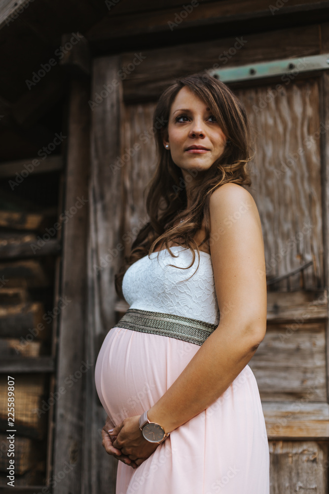 Fototapeta premium Schöne schwangere Frau berührt ihren Bauch