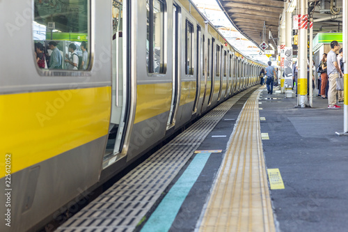 電車 混雑 通勤 ラッシュ 早朝 残業 女性 痴漢 犯罪 列 在宅