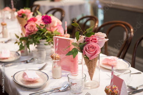Pink flower design on the served restaurant table for Sunday girly brunch party