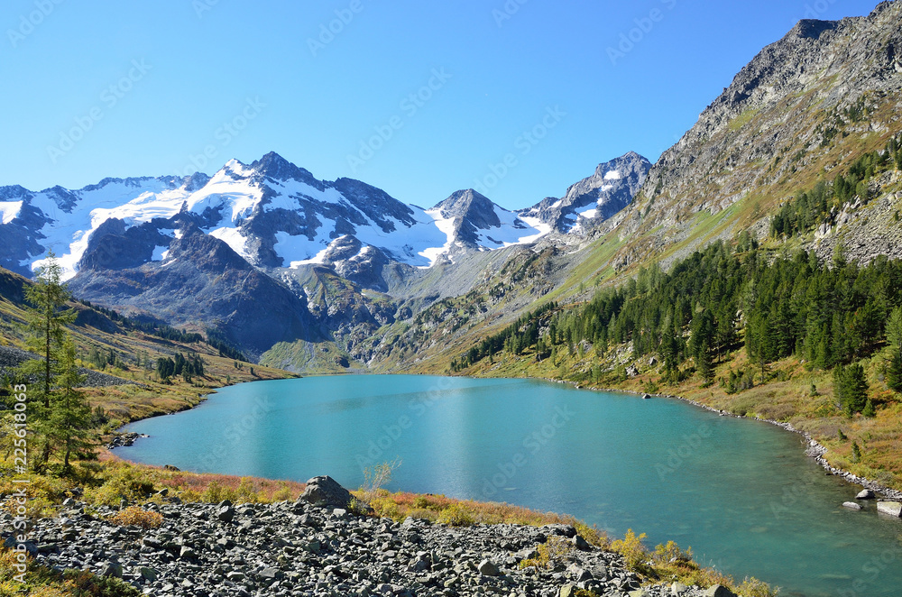 Naklejka premium Горный Алтай, Усть-Коксинский район, озеро Поперечное в ясный солнечный день