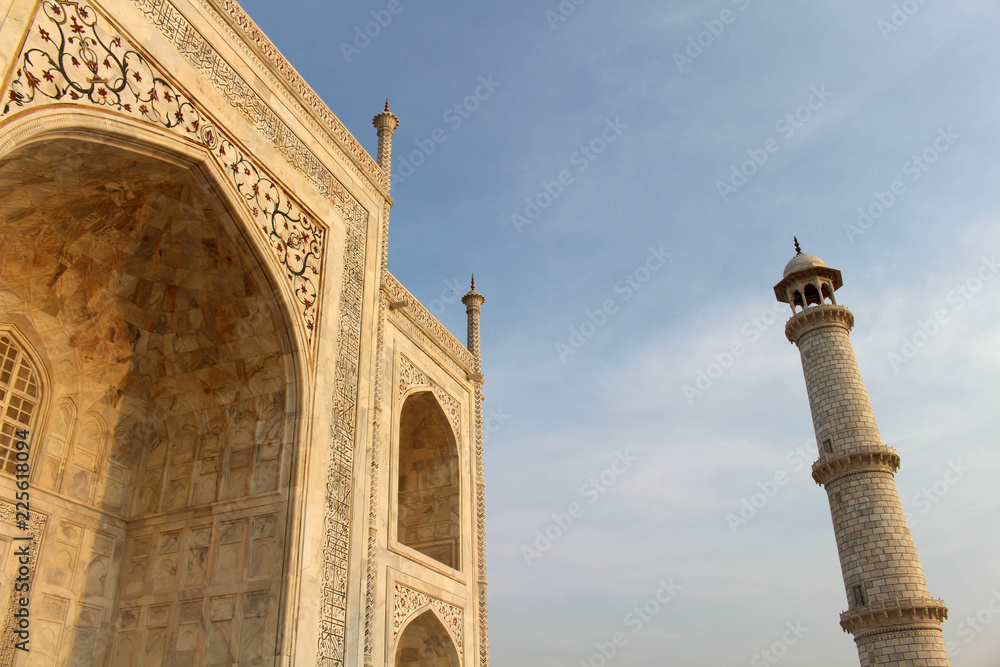 The details of architecture of Taj Mahal in Agra
