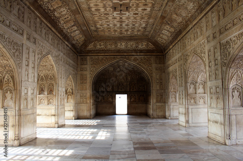 the architecture of courtyards and gardens inside the complex of Agra Fort © leodaphne