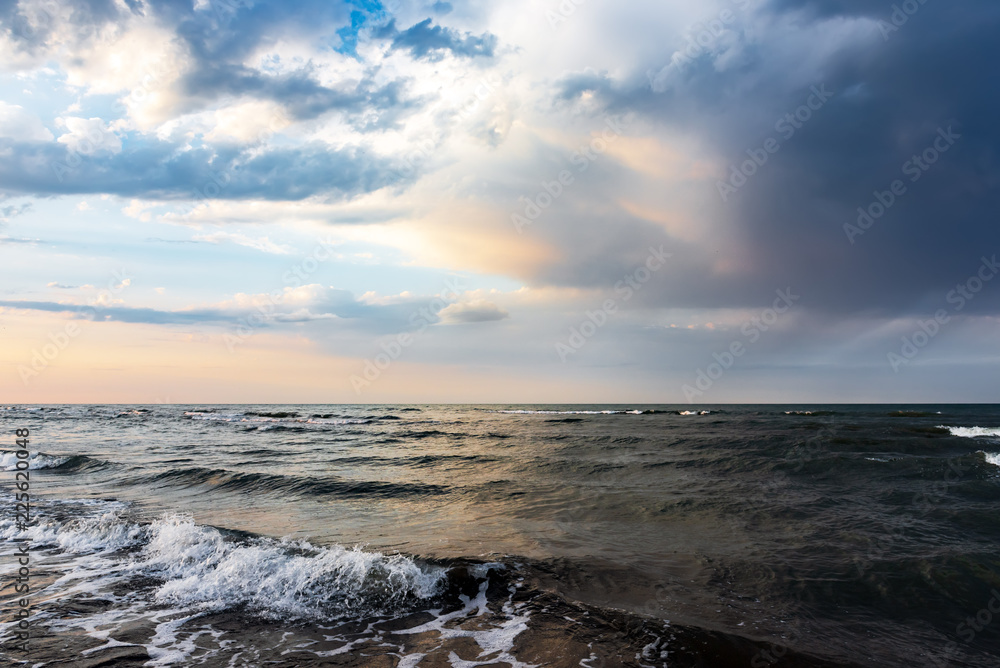 Naklejka premium Amazing beautiful sky over the sea