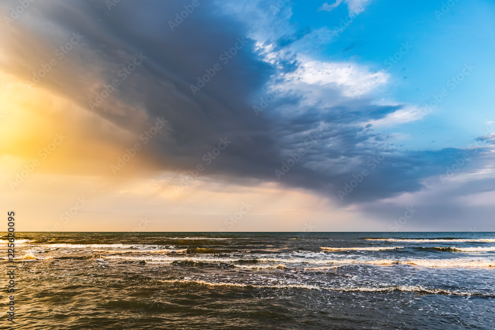Obraz premium Amazing beautiful sky over the sea
