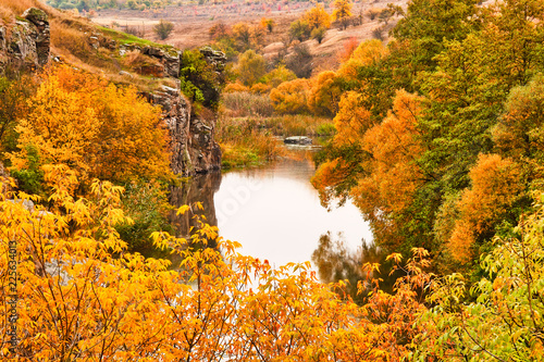 Fall season on the banks of the river © e_polischuk