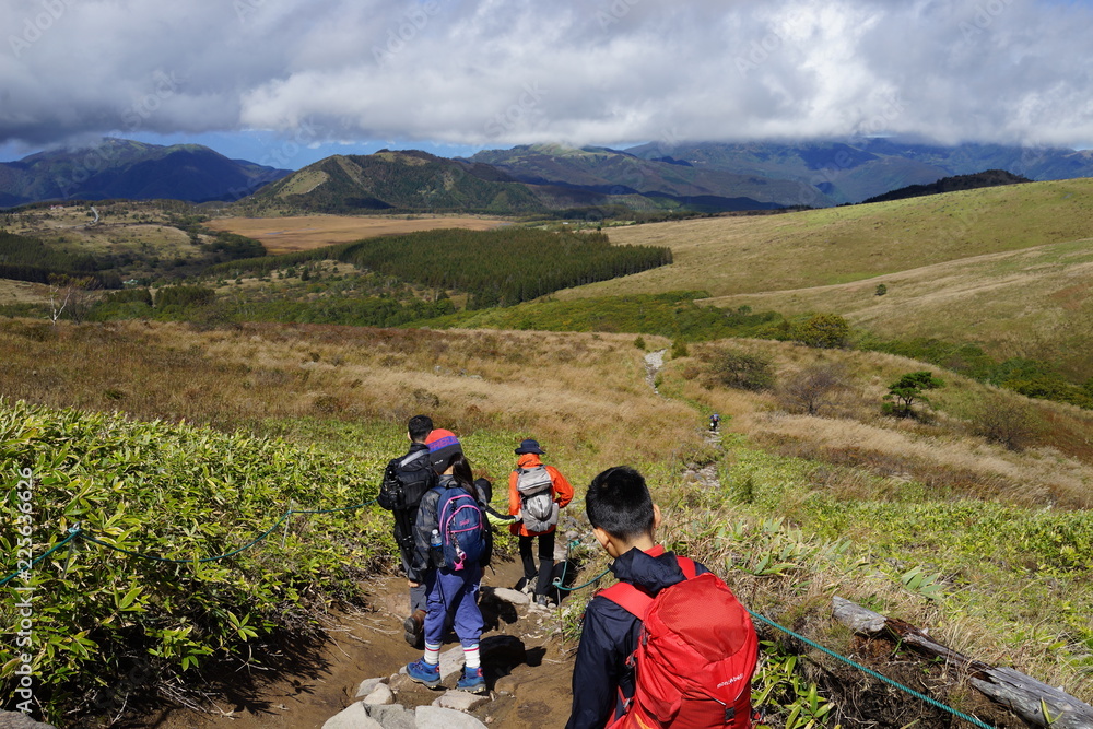 八島ヶ原湿原を歩く家族　子供　子連れ　山歩き　トレッキング　ハイキング　秋